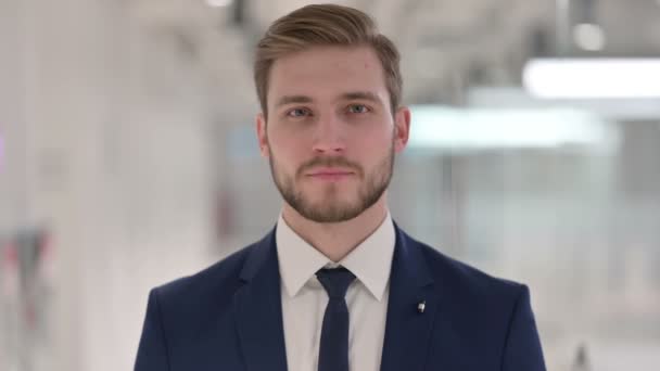Jeune homme d'affaires souriant à la caméra — Video