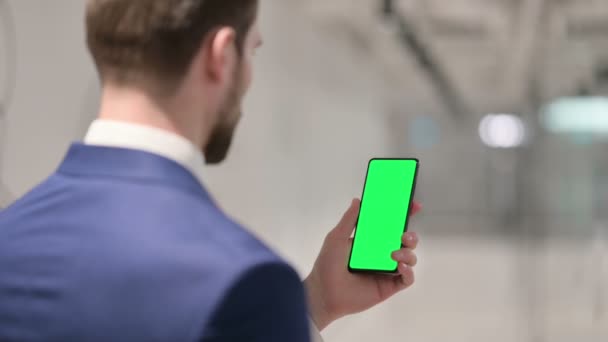 Empresario usando Smartphone con pantalla clave de croma verde — Vídeos de Stock