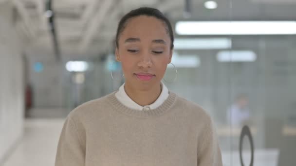 Afrikaanse vrouw geven vliegende kus door handen — Stockvideo