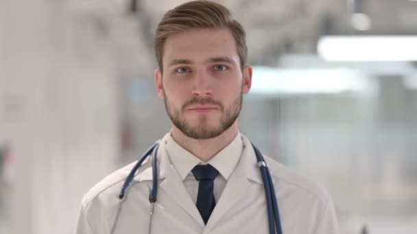 若い男性医師はカメラで微笑む — ストック動画