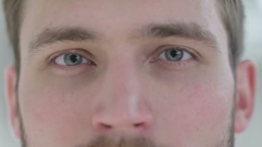 Genç İşadamının Göz Kırpan Gözü 'nü kapatın.