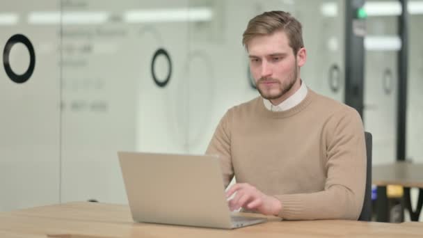Creative Young Man Wyświetlanie Nie Zarejestruj się przez Znak podczas pracy na laptopie — Wideo stockowe