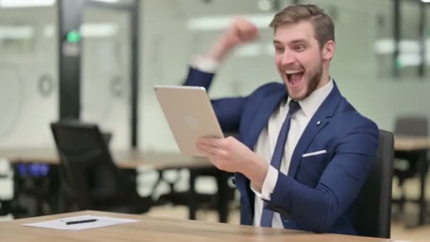 Homme d'affaires prospère Célébration sur tablette au travail — Video