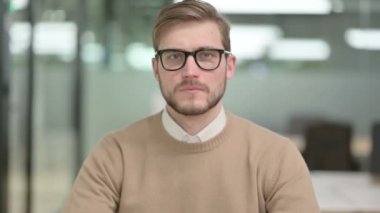 Genç Yaratıcı Adam 'dan Başparmak İndirme Hareketi