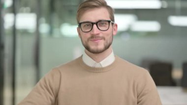 Genç Yaratıcı Adam El sallıyor. Hoş geldiniz.