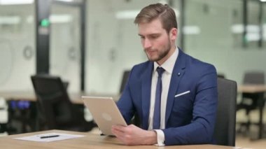 İşyerinde Tablet kullanan Genç İşadamı 