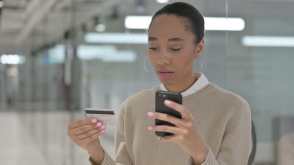 Kreative Afrikanerinnen beim Online-Shopping per Smartphone — Stockvideo