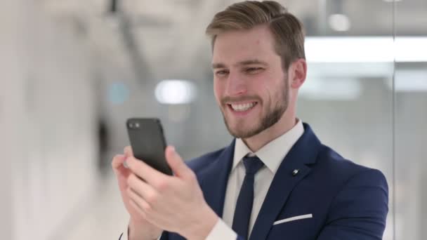 Joven empresario Pérdida en Smartphone — Vídeos de Stock