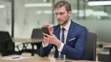 İş yerinde Smartphone kullanan İşadamı 