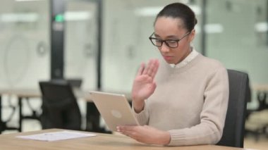 Tabletten Konuşan Yaratıcı Afrikalı Kadın 