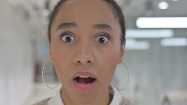Nahaufnahme des schockierten Ausdrucks eines afrikanischen Mädchens — Stockvideo