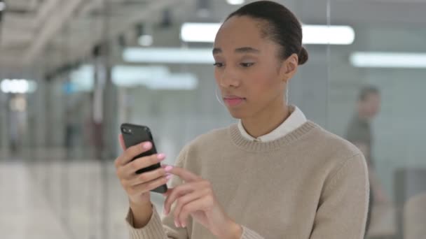 Mujer africana creativa celebrando en Smartphone — Vídeos de Stock