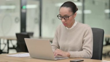 Laptop 'u Kayıp' a Tepkili Yaratıcı Afrikalı Kadın 