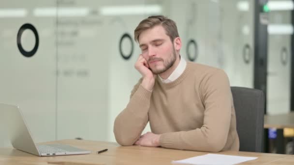 Jeune homme créatif faisant la sieste au bureau — Video