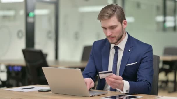 Erfolgreiches Online-Bezahlen am Laptop von Young Businessman — Stockvideo