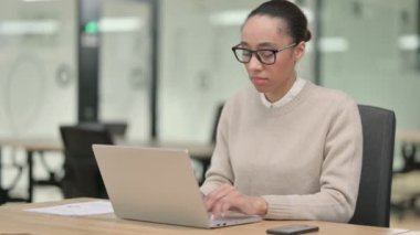 Dizüstü bilgisayarlı yaratıcı Afrikalı Kadın Parmak İşareti ile Hayır 