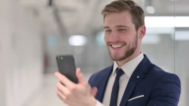 Genç İşadamı Smartphone 'da Video Çağrısı Yapıyor