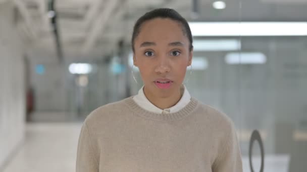Femme africaine créative en colère sur appel vidéo — Video