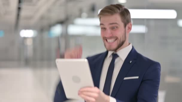 成功したビジネスマンがタブレットで祝う — ストック動画