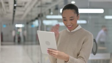 Tabletteki Yaratıcı Afrikalı Kadın Video Çağrısı