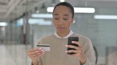 Smartphone 'da Başarısız Çevrimiçi Alışveriş Ödemesi Olan Yaratıcı Afrikalı Kadın 