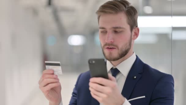 Young Businessman are o plată online nereușită pe smartphone — Videoclip de stoc