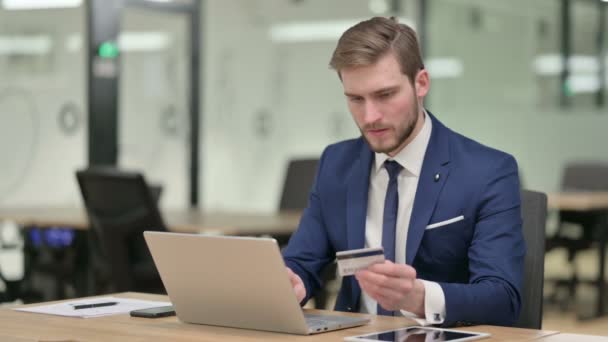 Échec du paiement en ligne sur ordinateur portable par un jeune homme d'affaires — Video