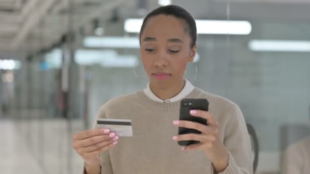 Kreatywna afrykańska kobieta z nieudanych zakupów online płatności na smartfonie — Wideo stockowe