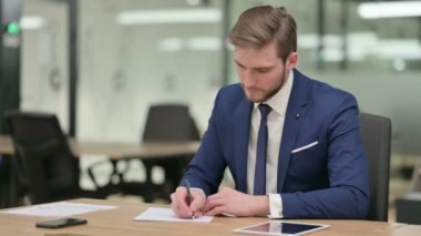 Kağıt ve Çöpe Yazan İşadamı 