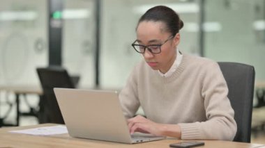 Dizüstü bilgisayarı olan yaratıcı Afrikalı kadın baş ağrısı çekiyor 