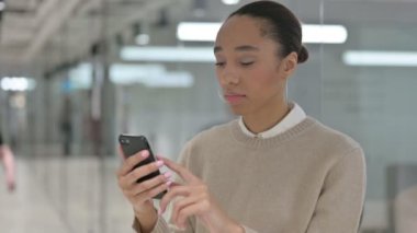 Akıllı Telefonla Yaratıcı Afrikalı Kadın Kaydırıyor 