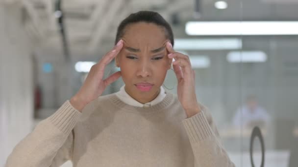 Frustrerad afrikansk kvinna med huvudvärk — Stockvideo