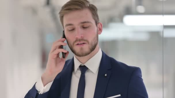 Jovem empresário falando ao telefone — Vídeo de Stock
