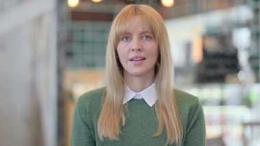 Sallanan Kafadan Hiçbir İşaret Göstermeyen Genç Kadın Portresi