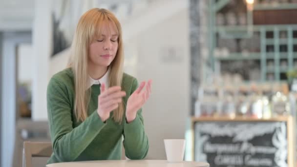 Mujer joven molesta sintiéndose enojada mientras está sentada en el café — Vídeos de Stock