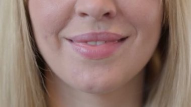 Gülümseyen Genç Kadın Dudakları 'na yaklaş