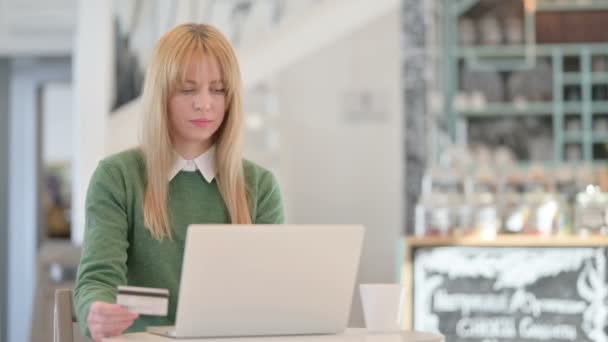 Online Αγορές Αποτυχία Πληρωμής στο Laptop από Νεαρή Γυναίκα στο Καφέ — Αρχείο Βίντεο
