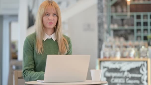 Mulher jovem tosse ao usar laptop no café — Vídeo de Stock