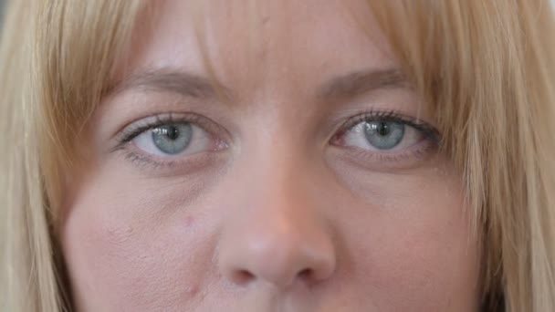 Närbild av Blinka Ögon vackra ung kvinna — Stockvideo