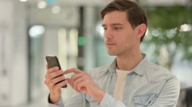 Akıllı Telefon kullanan Yaratıcı Genç Adam Portresi