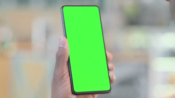 Fechar de tela verde Smartphone, Chave de cromo — Vídeo de Stock