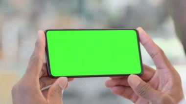 Yeşil Krom Anahtar Ekran ile Yatay Akıllı Telefon Tutuluyor