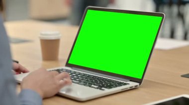 Yeşil Krom Anahtarlı Laptop kullanan Afrikalı Kadın 