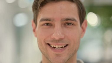 Kameraya gülümseyen Yaratıcı Genç Adam 'ın Yüzüne Yaklaş 