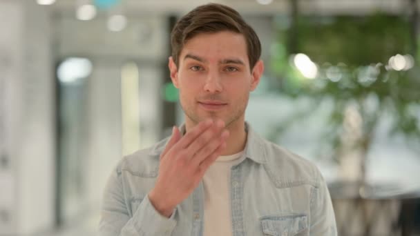 Retrato del joven creativo dando un beso volador — Vídeos de Stock