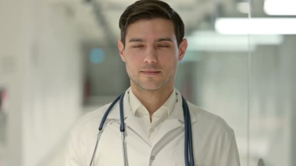 Retrato de Médico Masculino Não Mostrando Sinal com Gesto de Dedo — Vídeo de Stock
