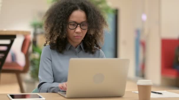 Jeune femme africaine fermeture ordinateur portable et aller loin — Video