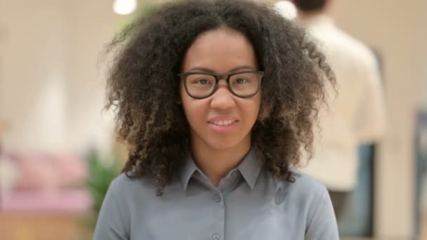 Retrato de una hermosa empresaria africana saludando, dando la bienvenida — Vídeo de stock