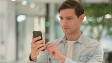Akıllı Telefonla Kutlayan Yaratıcı Genç Adam Portresi