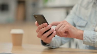 Akıllı Telefon kullanan Yaratıcı Genç Adam 'ın Kapanışı